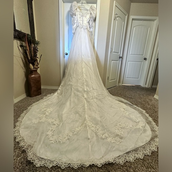HANDMADE SILK WEDDING DRESS CATHEDRAL TRAIN - Picture 1 of 14